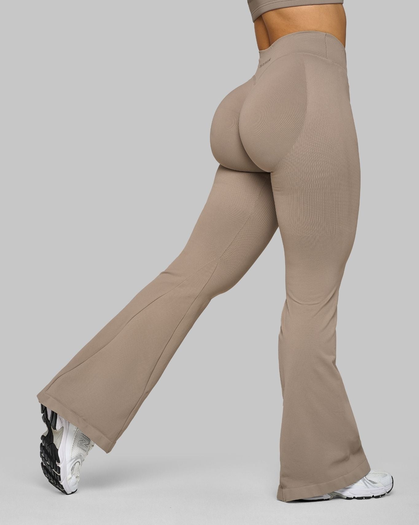 Ascend™ Sculpting Mid V-Waist Scrunch Flare | Latte